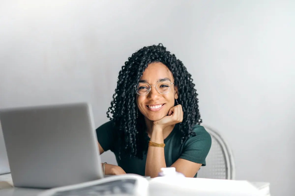 Un conseiller Haveapic oriente une cliente